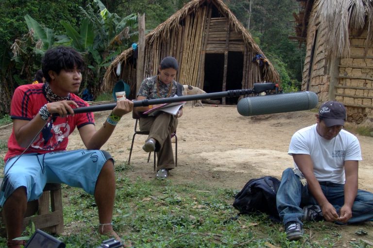 Gravação de depoimento na aldeia de Pindoty (Cananéia, no estado de São Paulo.)
