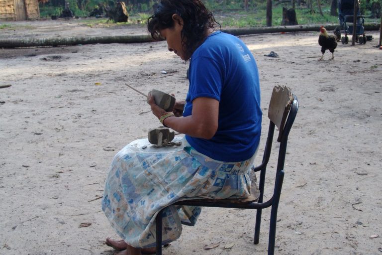 Gravação na aldeia da Ilha do Cardoso (Cananéia, no estado de São Paulo.)