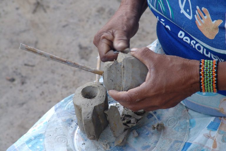 Gravação na aldeia da Ilha do Cardoso (Cananéia, no estado de São Paulo.)